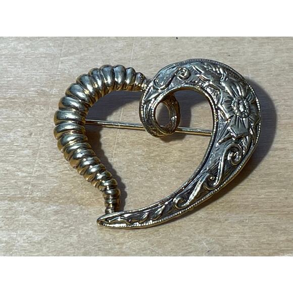 Vintage Heart Brooch Lot of 2 Gold Tone Scarab Jewels Romantic - Picture 4 of 6